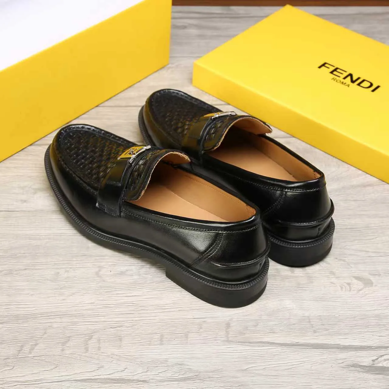 Men's men's shoes 💰 540 💰 Water dyed cowhide 🆘 The latest FENDI ( Fendi ) new casual leather shoes 🕶️🕶️ Simple routing effect, showing an elegant and cool driving shoe 🎬Made of Italian 🇮🇹 imported calfskin + first-layer water-dyed cowhide lining🐂Excellent material🎬Detailed workmanship 🤗Comfortable foot feel➰➰. ​Pair it with any outfit to show your taste and temperament, low-key luxury ♻️Design ​simple and elegant ​noble and fashionable 🍃​Very loved and favored by trendy men 💓❤️Size: 38-44 2⃣️colors available
